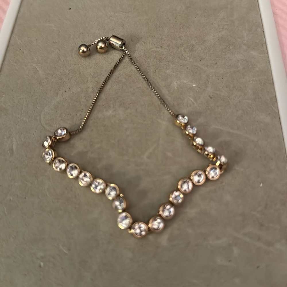 Tennis style bracelet